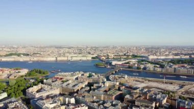 Saint-Petersburg, Rusya. Neva Nehri. Panoramik hava manzarası. Birzhevoy Köprüsü, Vasilyevsky Adası 'ndan tükürük. 4K