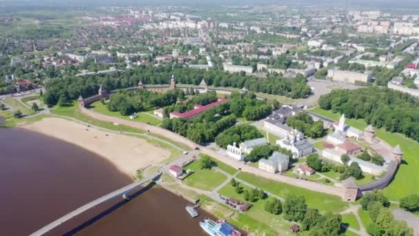 Россия, Великий Новгород. Новгородский Кремль (Детинец), река Волхов. Полет над городом. 4K — стоковое видео