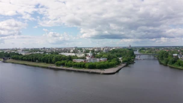 Panorama van de stad Tver, Rusland. Luchtfoto. Volga River. 4k — Stockvideo
