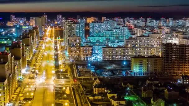 Rusia, Ekaterimburgo. Académico del distrito. Luces de la ciudad nocturna. dolly zoom — Vídeos de Stock