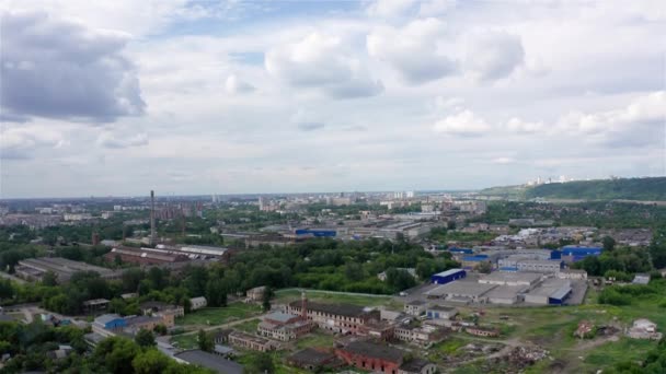 Nizhny Novgorod şehrinin panoraması, Rusya. Havadan görünüm. Oka Nehri. 4k — Stok video