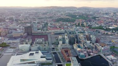 Oslo, Norveç. Gün batımında şehir merkezinin panoramik görüntüsü. Tren istasyonunda. 4K