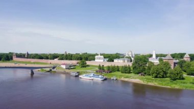 Veliky Novgorod, Rusya. Novgorod Kremlin (Detinets), Volkhov Nehri. Şehrin üzerinde uçuş. 4K