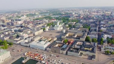 Helsinki, Finlandiya. Şehir merkezinin hava manzarası. Helsinki Katedrali. Senato karesi. Pazar Meydanı. 4K