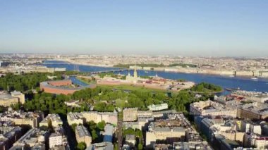 Saint-Petersburg, Rusya. Neva Nehri. Hare Adası ve Artelery Adası 'nın panoramik hava manzarası. Peter-Pavel 'in Kalesi. Üçlemeci Köprüsü. 4K