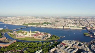 Saint-Petersburg, Rusya. Neva Nehri. Hare Adası ve Artelery Adası 'nın panoramik hava manzarası. Peter-Pavel 'in Kalesi. Üçlemeci Köprüsü. Vasilyevsky Adası 'nın tükürüğü. 4K
