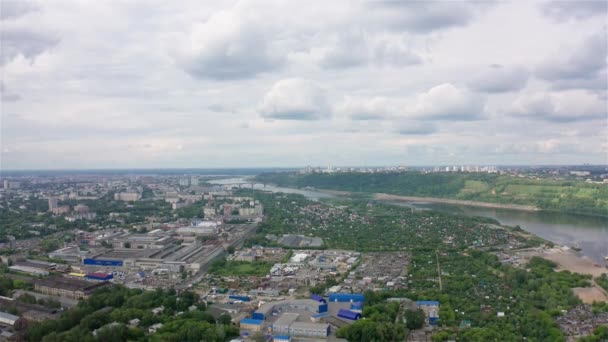 Nizhny Novgorod şehrinin panoraması, Rusya. Havadan görünüm. Oka Nehri. 4k — Stok video