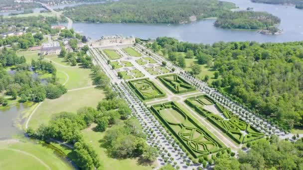 Sztokholm, Szwecja-23 czerwca 2019: Drottningholm. Drottningholms Slott. Dobrze zachowana rezydencja królewska z chińskim pawilonem, teatrem i ogrodami. 4K — Wideo stockowe