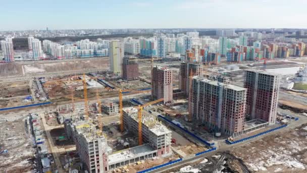 Rusland, Ekaterinburg. District Academic. Bouw van nieuwe gebouwen aan de rand van het district. 4k — Stockvideo
