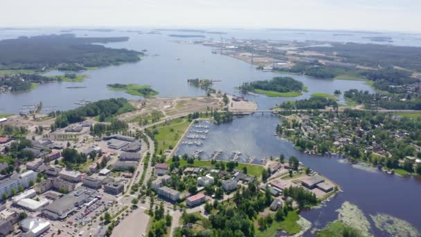 Hamina, Finlandia. Ogólny widok na centrum miasta z powietrza w pogodę. 4K — Wideo stockowe