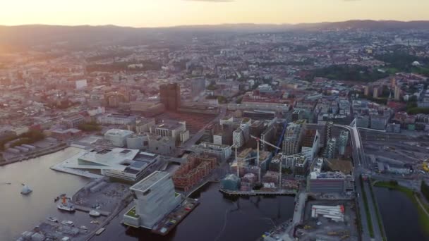 Oslo, Norge. Oslo operahus. Operahuset Oslo. Utsikt över staden. Solnedgång. 4K — Stockvideo