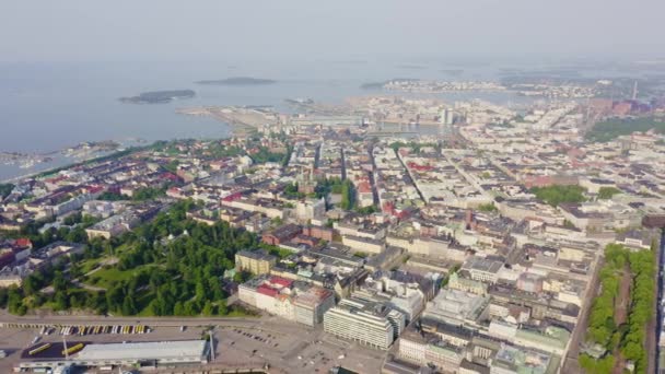 Helsinki, Finland. Uitzicht op de stad vanuit de lucht. Kerk van John. 4K — Stockvideo