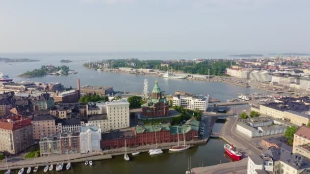 Helsinki, Finlandia. Centro de la ciudad vista aérea. Catedral de Asunción. 4K — Vídeo de stock