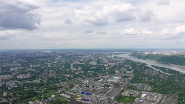 Nizhny Novgorod şehrinin panoraması, Rusya. Havadan görünüm. Oka Nehri. 4k — Stok video