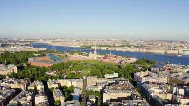 Sankt Petersburg, Ryssland. Nevafloden. Panoramautsikt över Hare Island och Artelery Island. Peter-Pavels fästning. Trefaldighetsbron. 4K — Stockvideo