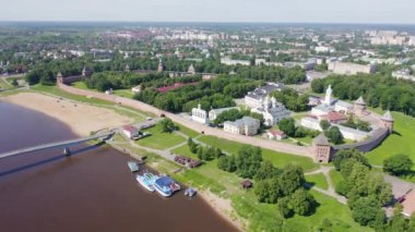Veliky Novgorod, Rusya. Novgorod Kremlin (Detinets), Volkhov Nehri. Şehrin üzerinde uçuş. 4K