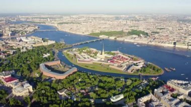Saint-Petersburg, Rusya. Neva Nehri. Hare Adası ve Artelery Adası 'nın panoramik hava manzarası. Peter-Pavel 'in Kalesi. Üçlemeci Köprüsü. 4K