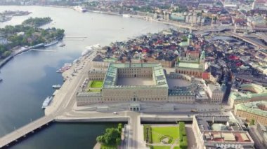 Stockholm, İsveç. Stockholm 'deki Kraliyet Sarayı. Kungliga slottet. Hava görüntüsü. 4K