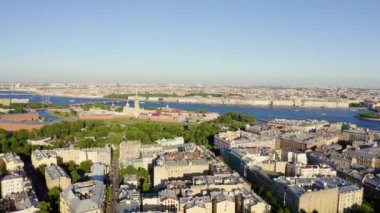 Saint-Petersburg, Rusya. Neva Nehri. Hare Adası ve Artelery Adası 'nın panoramik hava manzarası. Peter-Pavel 'in Kalesi. Üçlemeci Köprüsü. Vasilyevsky Adası 'nın tükürüğü. 4K