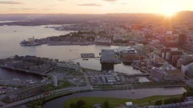 Oslo, Norveç. Gün batımında şehir manzarası. Arka ışık. Şehrin merkezi kısmından. Oslo Opera Binası. Opera Oslo. 4K