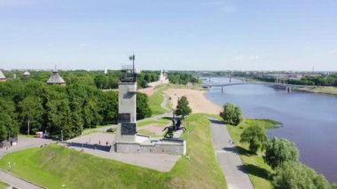 Veliky Novgorod, Rusya. Novgorod Kremlin (Detinets), Volkhov Nehri. Şehrin üzerinde uçuş. 4K