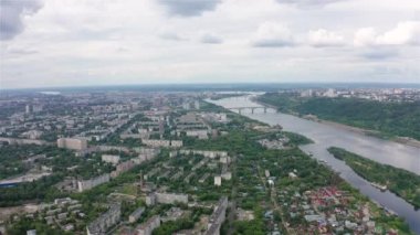 Nizhny Novgorod şehrinin panoraması, Rusya. Havadan görünüm. Oka Nehri. 4k
