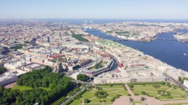 St. Petersburg şehir merkezinin panoramik hava manzarası açık güneşli bir havada, Rusya. 4K