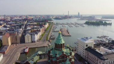 Helsinki, Finlandiya. Şehir merkezinin hava manzarası. Varsayım Katedrali. 4K