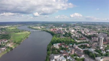 Tver şehrinin panoraması, Rusya. Havadan görünüm. Volga Nehri. 4k