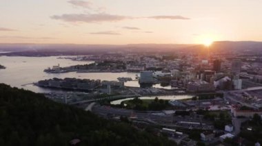 Oslo, Norveç. Gün batımında şehir manzarası. Arka ışık. Şehrin merkezi kısmından. 4K