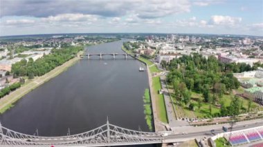 Tver şehrinin panoraması, Rusya. Havadan görünüm. Lenin Meydanı. Volga Nehri. 4k