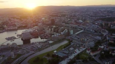 Oslo, Norveç. Oslo Opera Binası. Opera Oslo. Kasabayı gören bir manzara. Gün batımı. 4K