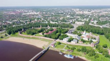 Veliky Novgorod, Rusya. Novgorod Kremlin (Detinets), Volkhov Nehri. Şehrin üzerinde uçuş. 4K