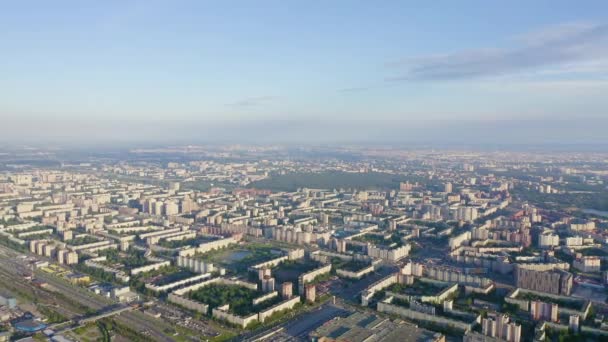 Vista panorámica de San Petersburgo desde el aire al atardecer. Rusia. Zonas de dormir. 4K — Vídeos de Stock