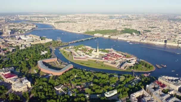 俄罗斯圣彼得堡Saint -Petersburg, Russia.涅瓦河。哈尔岛和阿尔泰里岛的全景航空图。彼得-帕维尔的要塞崔妮蒂大桥4K — 图库视频影像