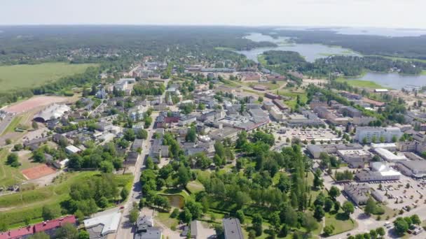 Хамина, Финляндия. Общий вид центра города с воздуха в ясную погоду. 4K — стоковое видео