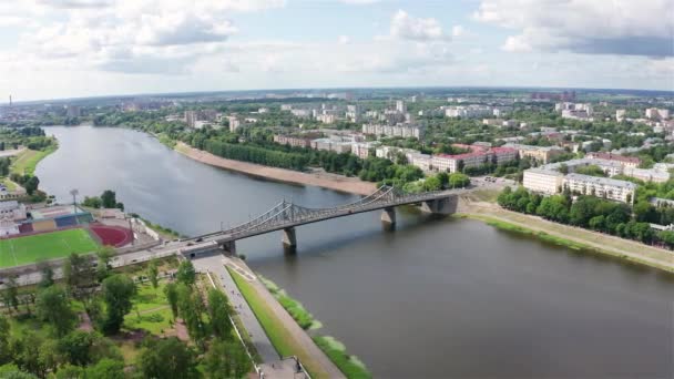 Panorama van de stad Tver, Rusland. Luchtfoto. Volga River, oude brug. 4k — Stockvideo