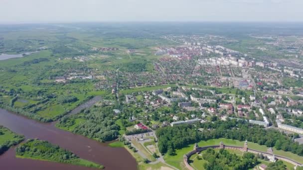 Veliky Novgorod, Russia. Novgorod Cremlino (Detinets), fiume Volkhov. Volo sopra la città. 4K — Video Stock