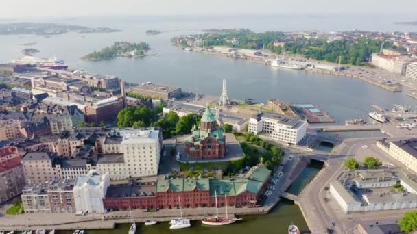 Helsinki, Finlandia. Centro de la ciudad vista aérea. Catedral de Asunción. 4K — Vídeo de stock