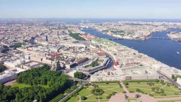 在晴朗的阳光普照下,俄罗斯圣彼得堡市中心的全景鸟瞰.4K — 图库视频影像