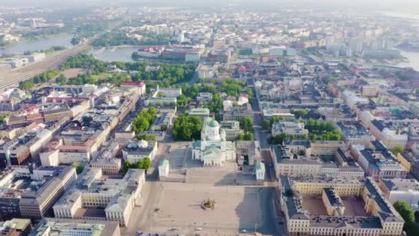 Helsinki, Finlandiya. Şehir merkezinin hava manzarası. Helsinki Katedrali. Senato karesi. 4K — Stok video