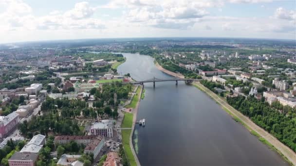 Panorama města Tver v Rusku. Letecký pohled. Řeka Volga, Starý most. 4k — Stock video