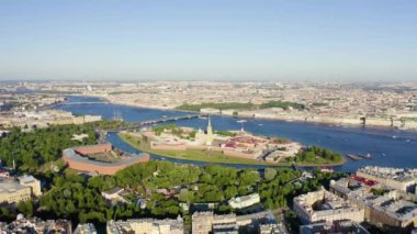 Saint-Petersburg, Rusya. Neva Nehri. Hare Adası ve Artelery Adası 'nın panoramik hava manzarası. Peter-Pavel 'in Kalesi. Üçlemeci Köprüsü. 4K