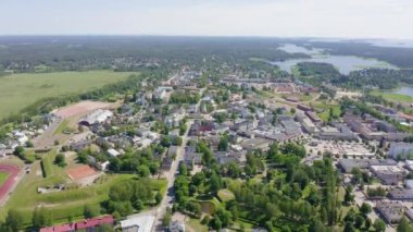 Hamina, Finlandiya. Açık havada şehir merkezinin genel manzarası. 4K