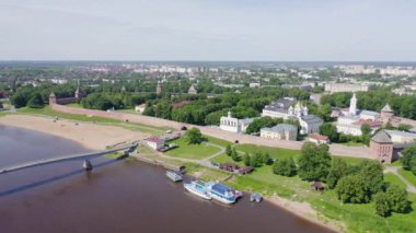 Veliky Novgorod, Rusya. Novgorod Kremlin (Detinets), Volkhov Nehri. Şehrin üzerinde uçuş. 4K