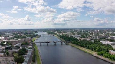 Tver şehrinin panoraması, Rusya. Havadan görünüm. Volga Nehri. 4k
