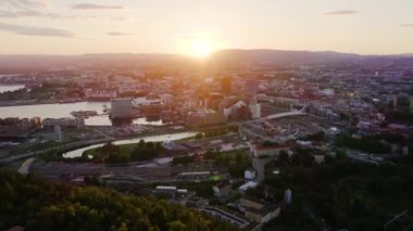 Oslo, Norveç. Gün batımında şehir manzarası. Arka ışık. Şehrin merkezi kısmından. 4K