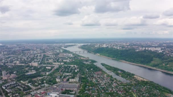 Nizhny Novgorod şehrinin panoraması, Rusya. Havadan görünüm. Oka Nehri. 4k — Stok video