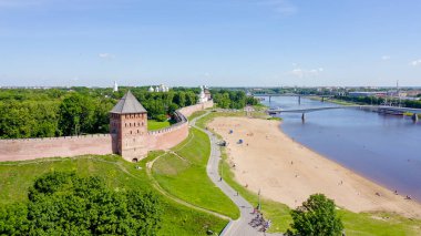 Veliky Novgorod, Rusya. Novgorod Kremlin (Detinets), Volkhov Nehri. Şehir üzerinde uçuş, Drone Gönderen 
