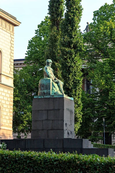 Helsinki, Finlandia. Johan Vilhelm Snellman. El monumento era comp —  Fotos de Stock